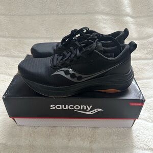 Saucony women’s Running Shoes Sneakers Size 9.5 new